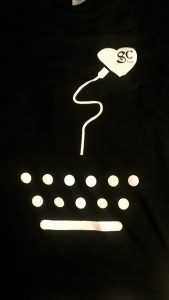 Ilustración 1 – Camiseta del evento (del teclado al corazón)