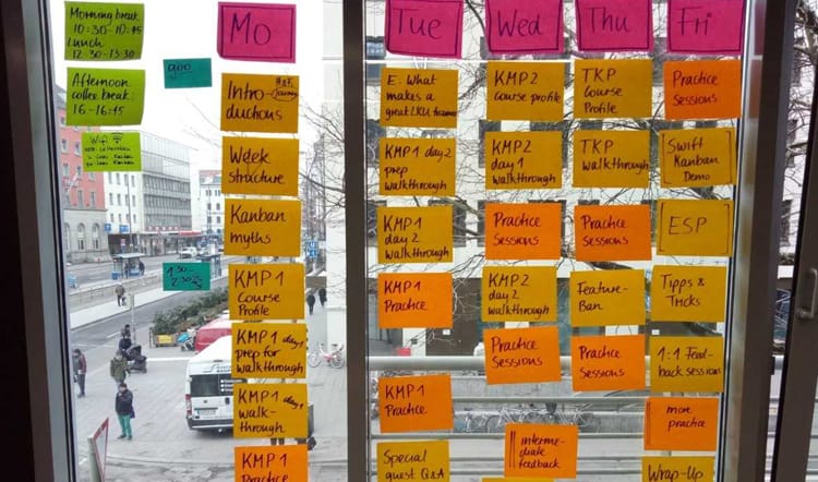 Fotografía de post-its sobre KANBAN en la ventana de Múnich en la formación oficial de Train the Trainers de la Lean Kanban University. Fotografía de post-its sobre KANBAN en la ventana de Múnich en la formación oficial de Train the Trainers de la Lean Kanban University.